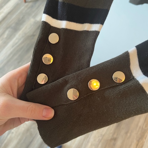 Zara Basic Long-Sleeve Button-Cuff Sweater Size M - Picture 2 of 3